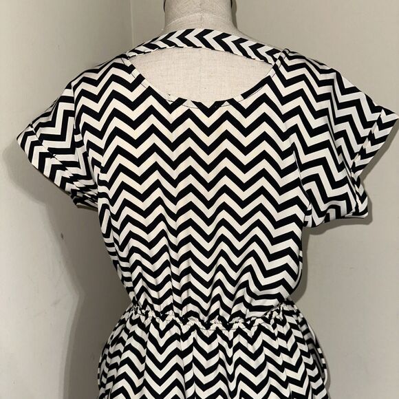 Pink Republic Chevron Print Design Black Ivory Mini Dress Pockets Sz Small EUC - Picture 9 of 13